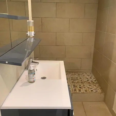 Avec Douche Et Toilettes *